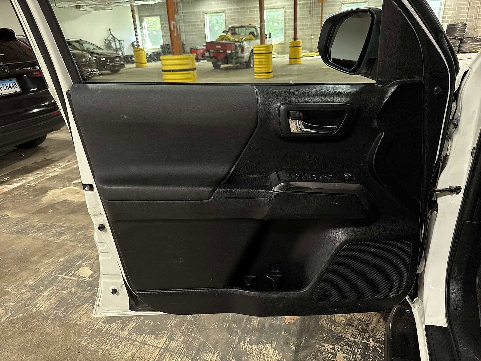 Thumbnail: 2016 Toyota Tacoma - 31