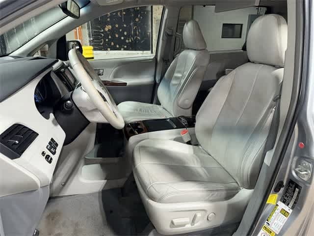 Thumbnail: 2011 Toyota Sienna - 14