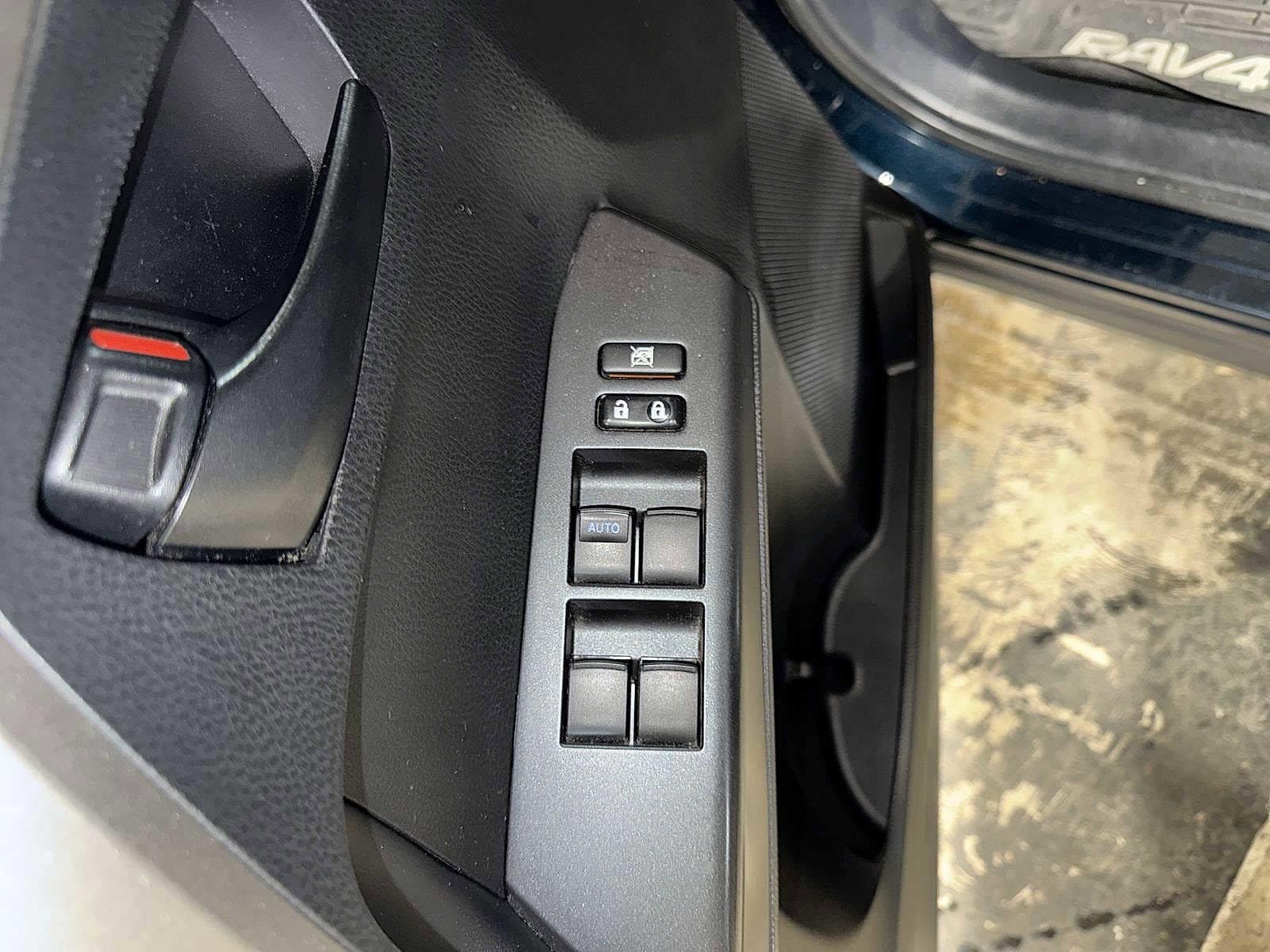 Thumbnail: 2018 Toyota RAV4 - 22