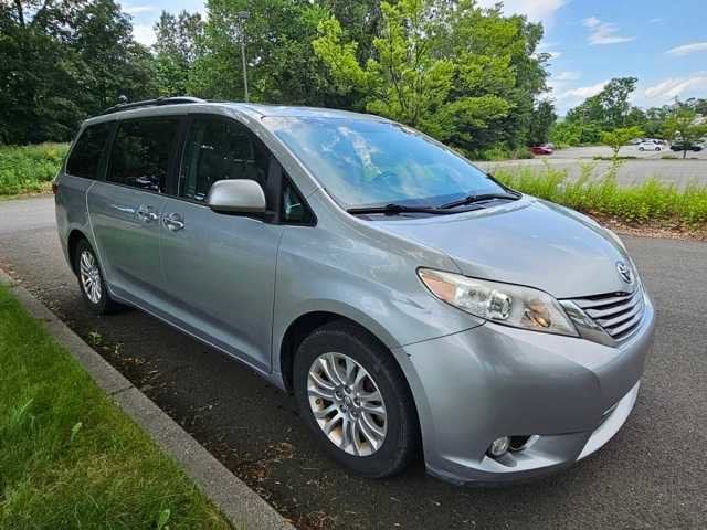 Thumbnail: 2015 Toyota Sienna - 3