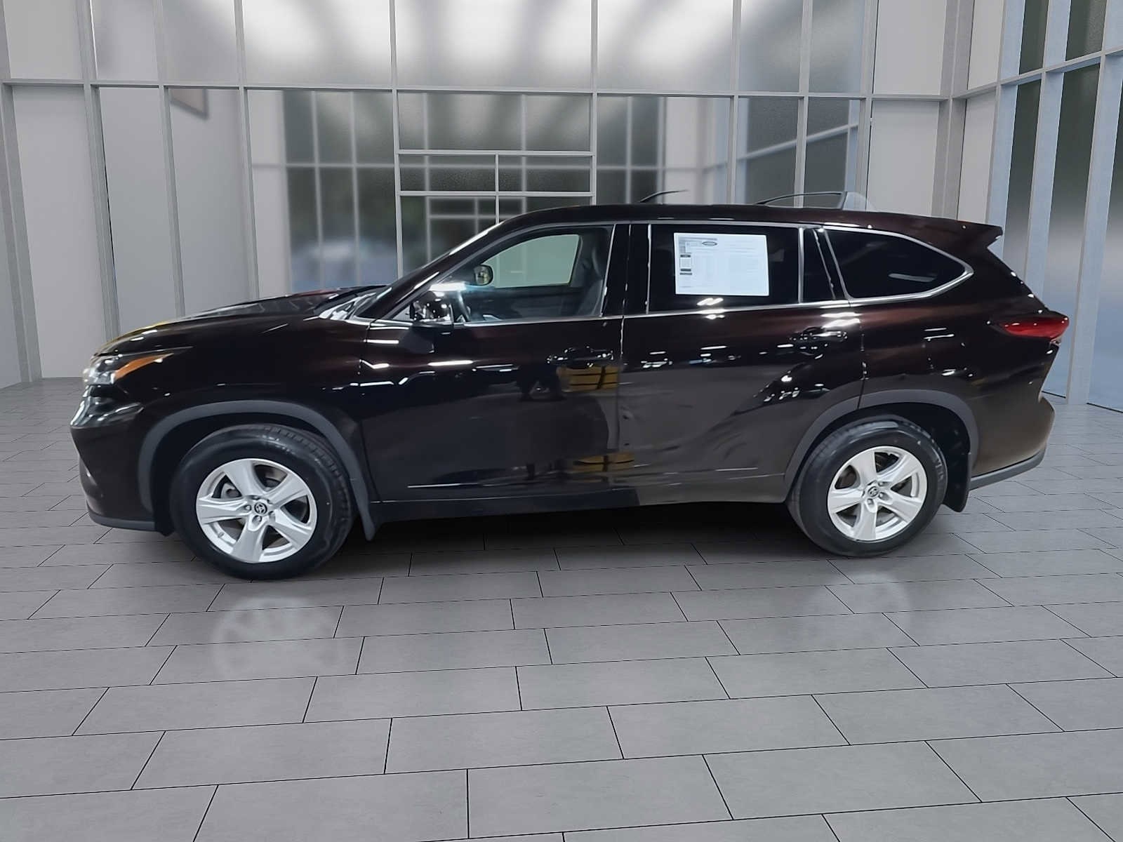 Thumbnail: 2022 Toyota Highlander - 4