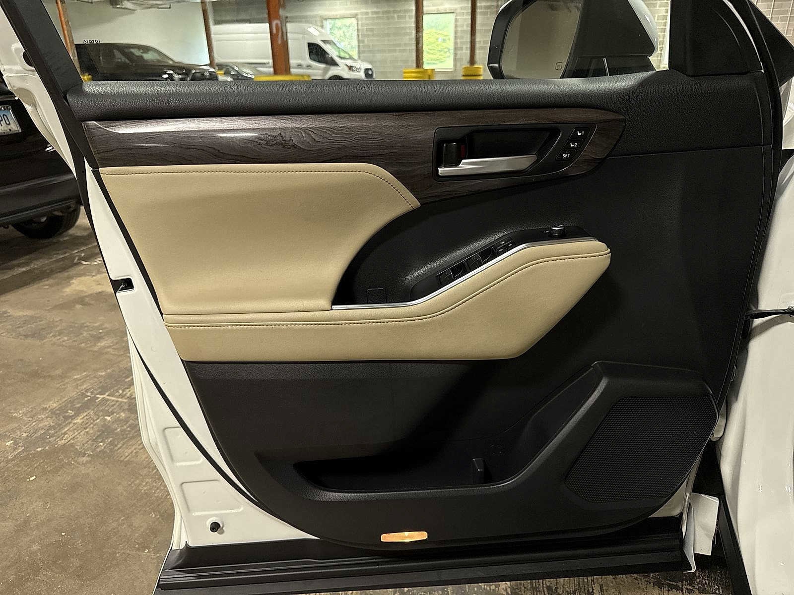 Thumbnail: 2023 Toyota Highlander - 31