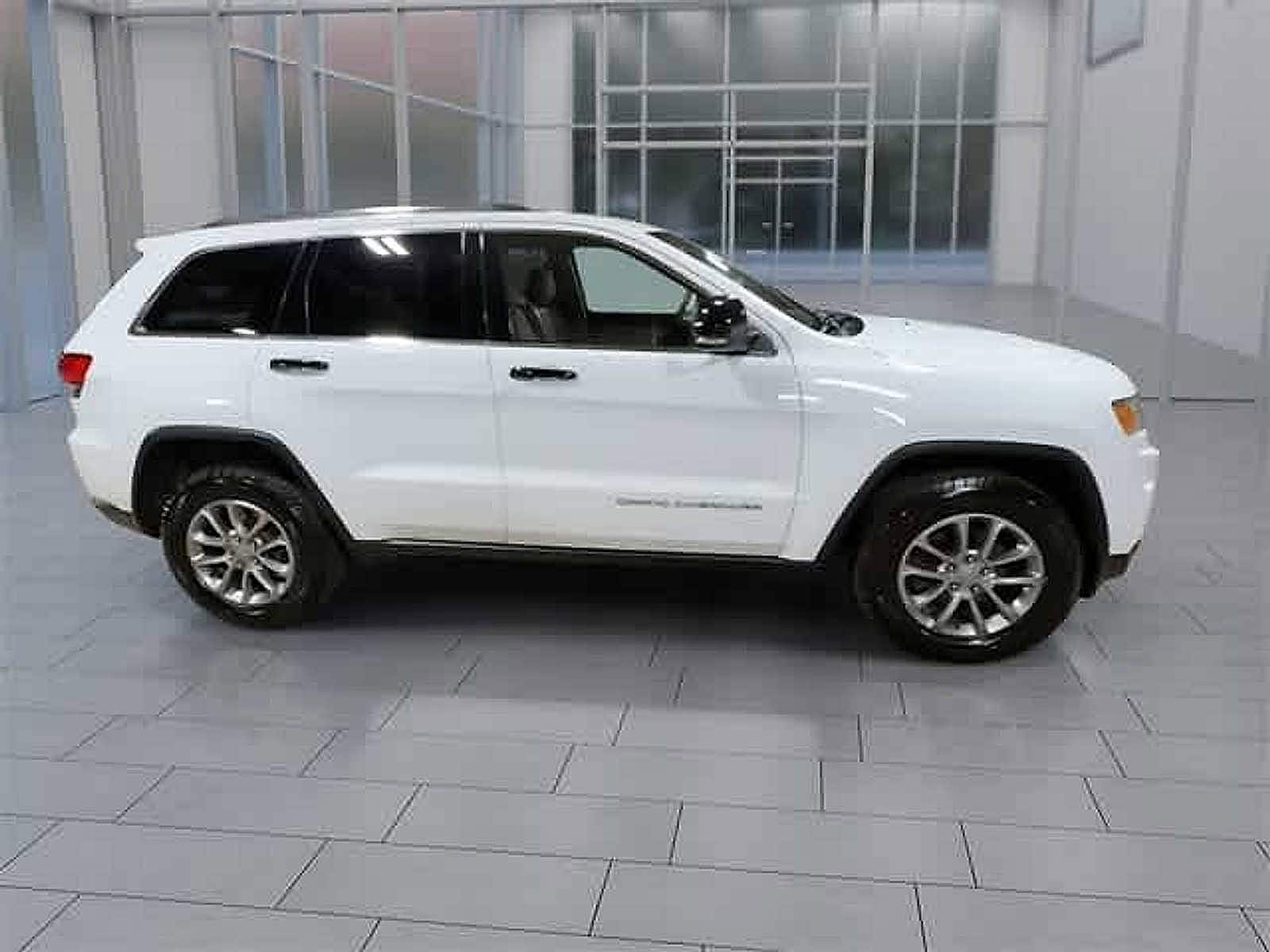 Thumbnail: 2016 Jeep Grand Cherokee - 12