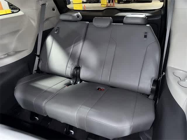 Thumbnail: 2022 Toyota Sienna - 18