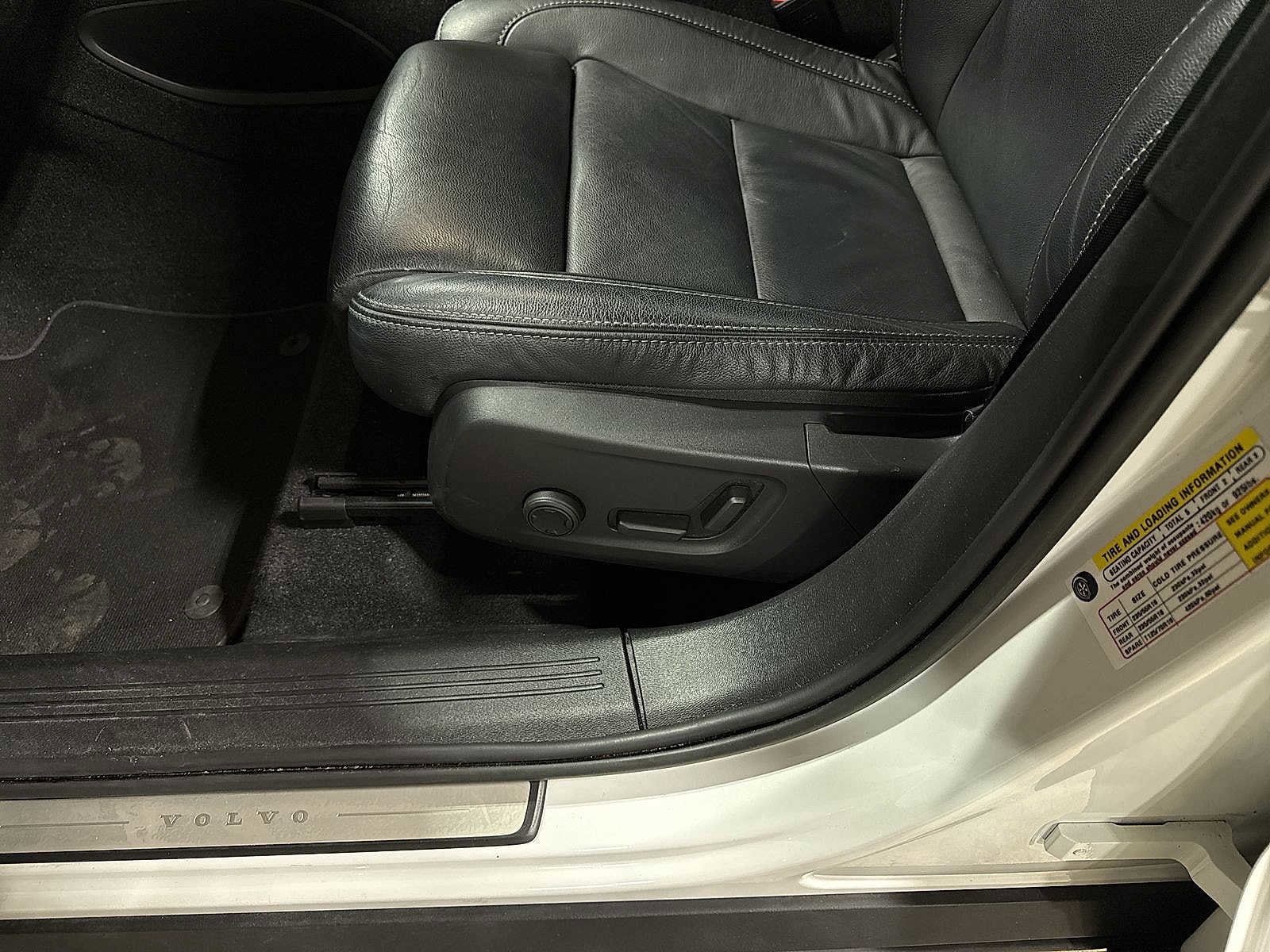 Thumbnail: 2023 Volvo XC40 - 24