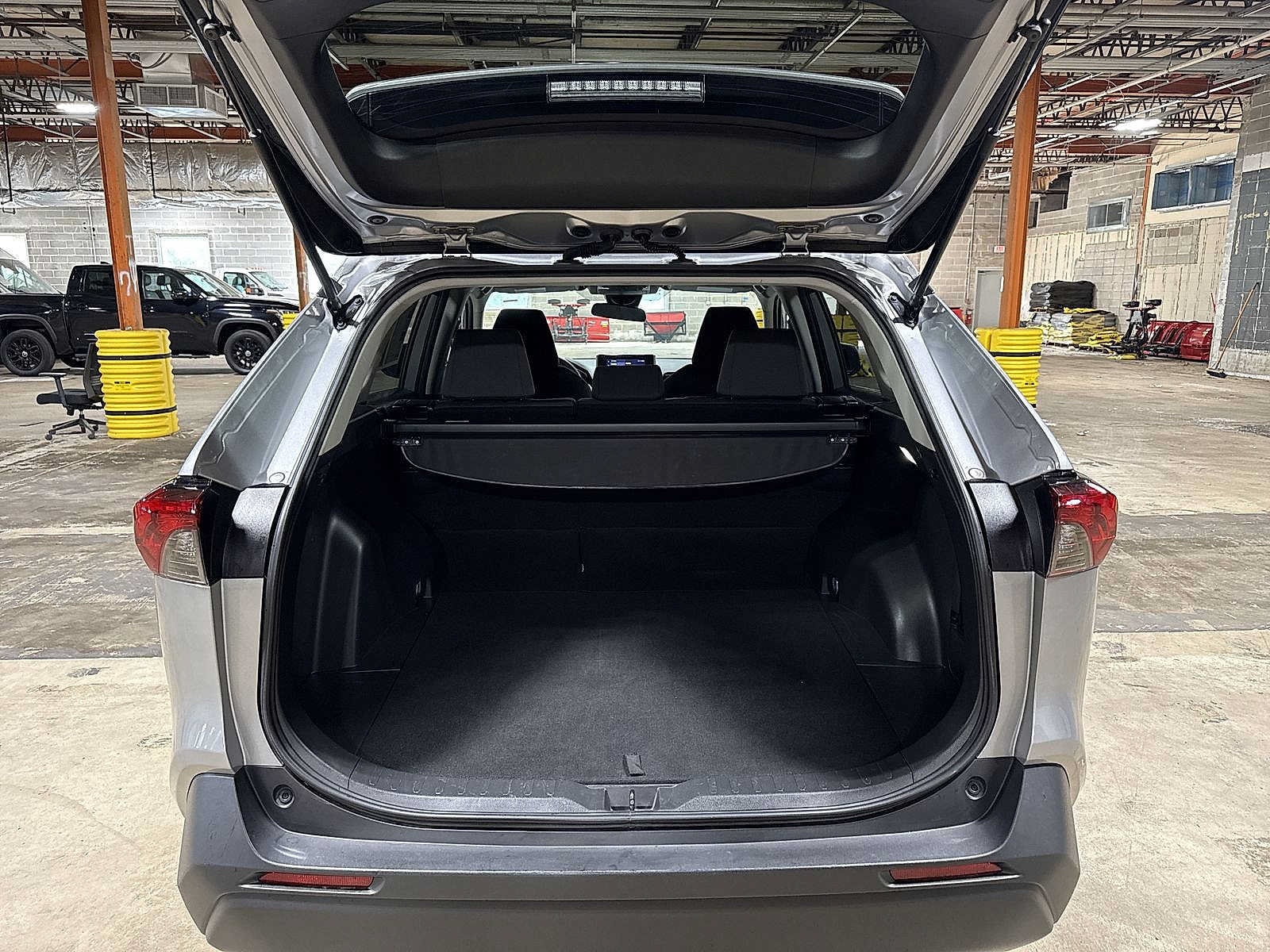 2025 Toyota RAV4 XLE - Photo 10