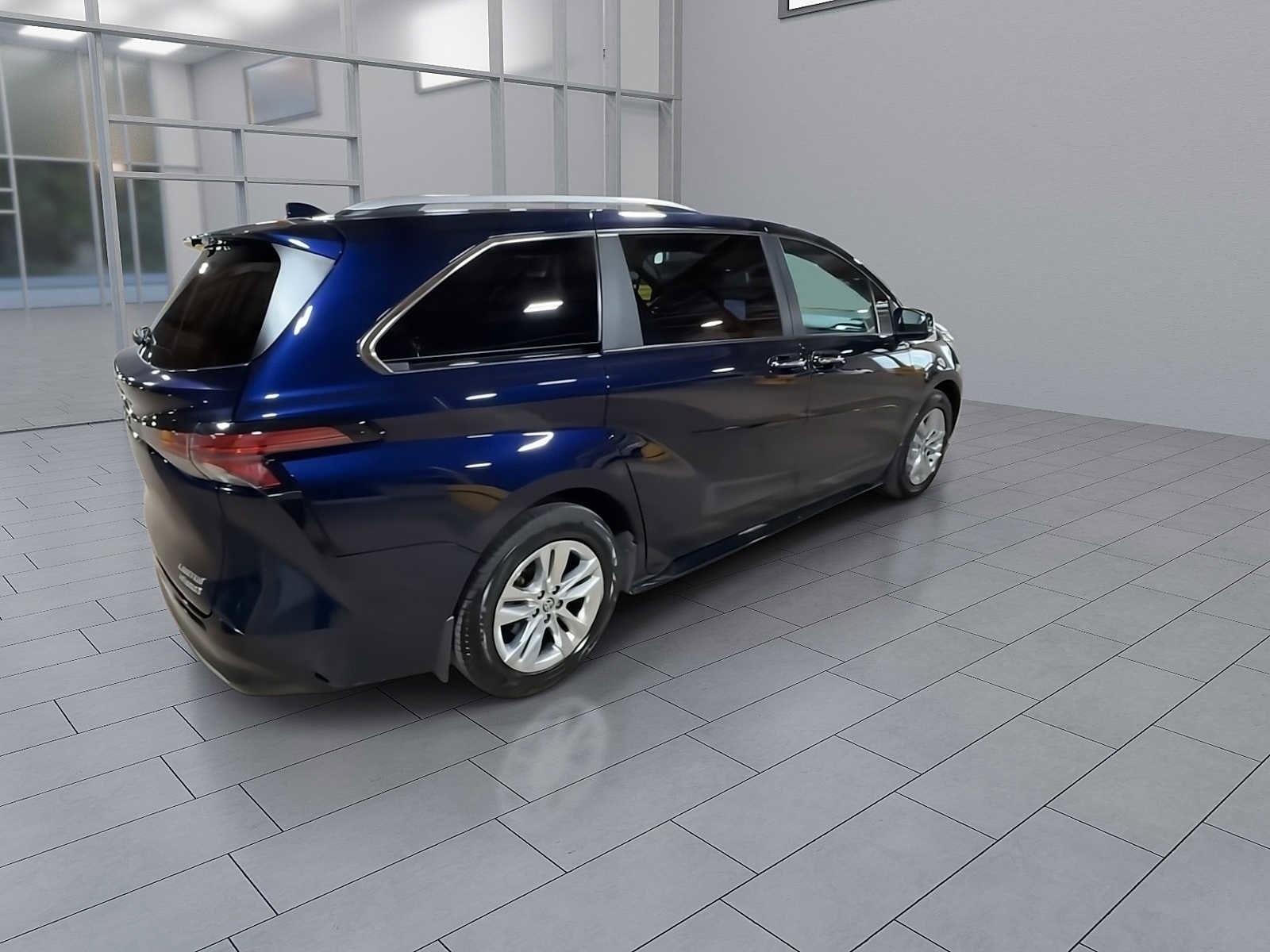 Thumbnail: 2023 Toyota Sienna - 8