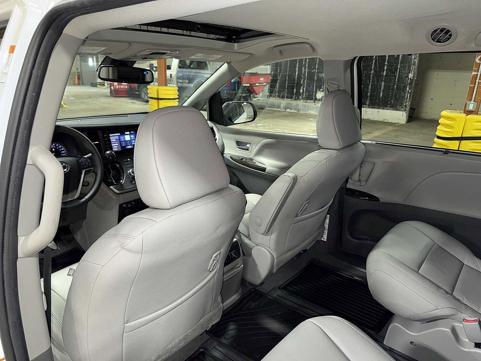 Thumbnail: 2020 Toyota Sienna - 29