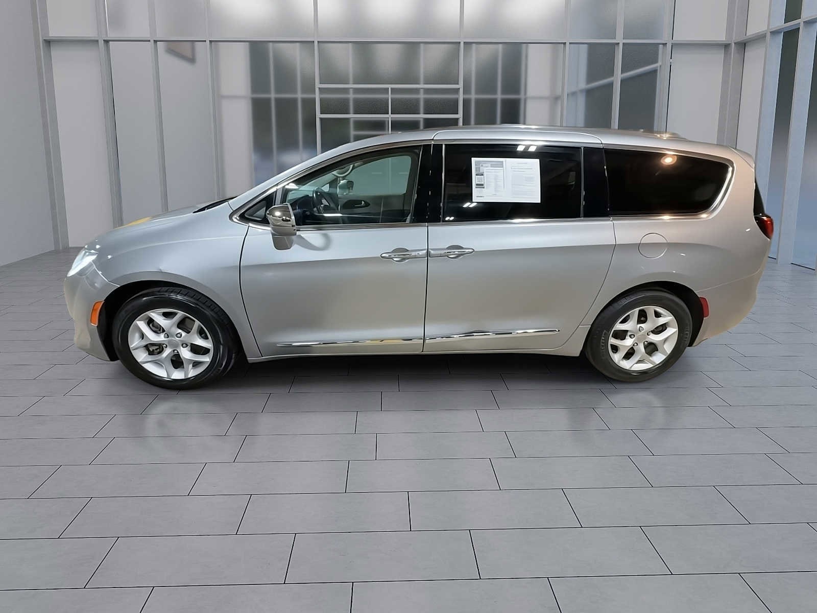 Thumbnail: 2019 Chrysler Pacifica - 5
