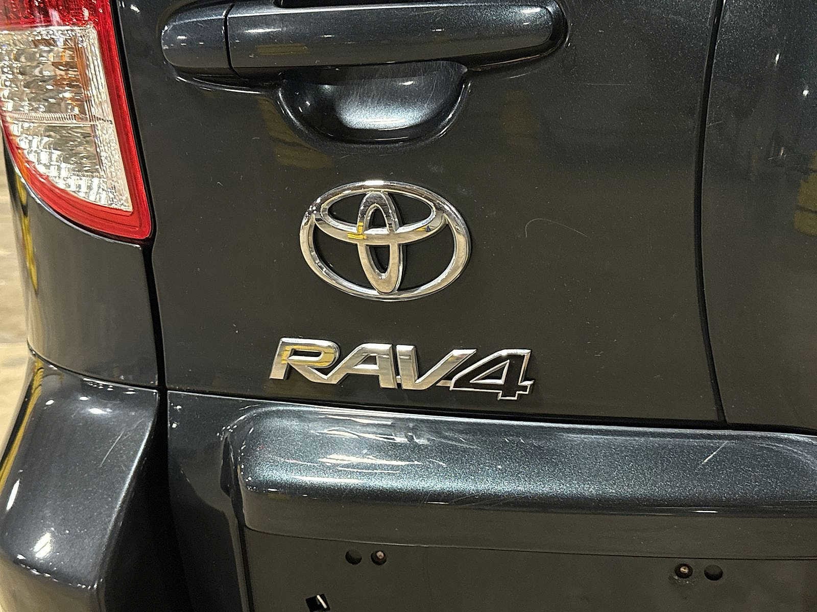 Thumbnail: 2011 Toyota RAV4 - 23