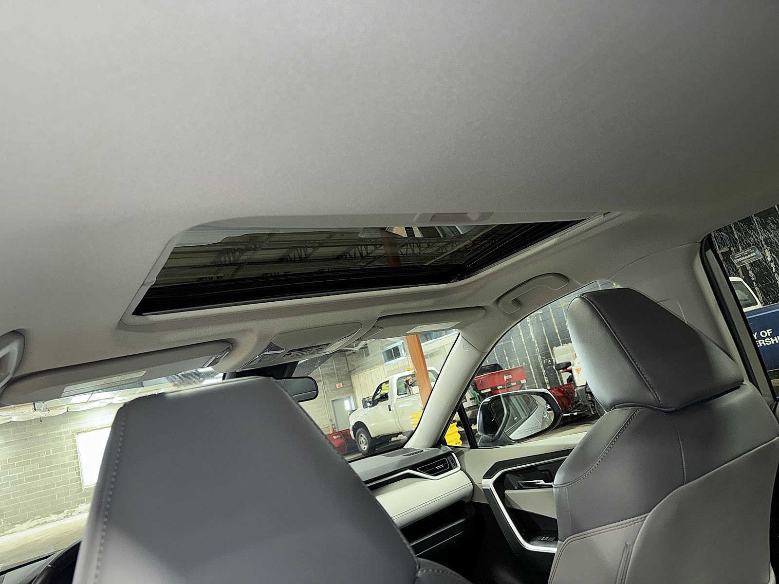 Thumbnail: 2022 Toyota RAV4 - 24