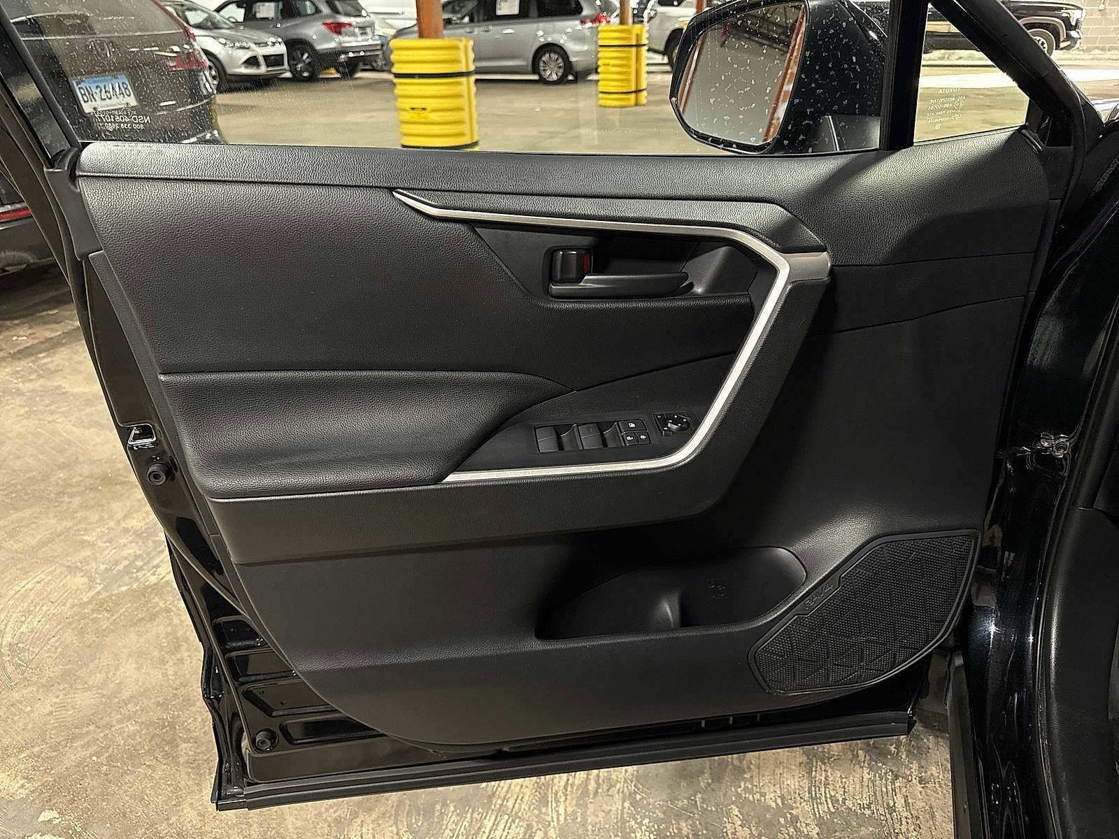 Thumbnail: 2021 Toyota RAV4 - 31