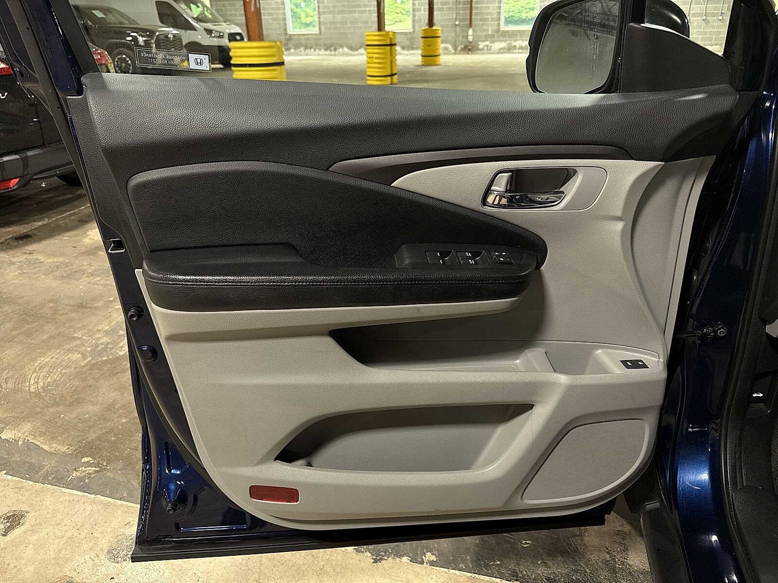 Thumbnail: 2017 Honda Pilot - 32
