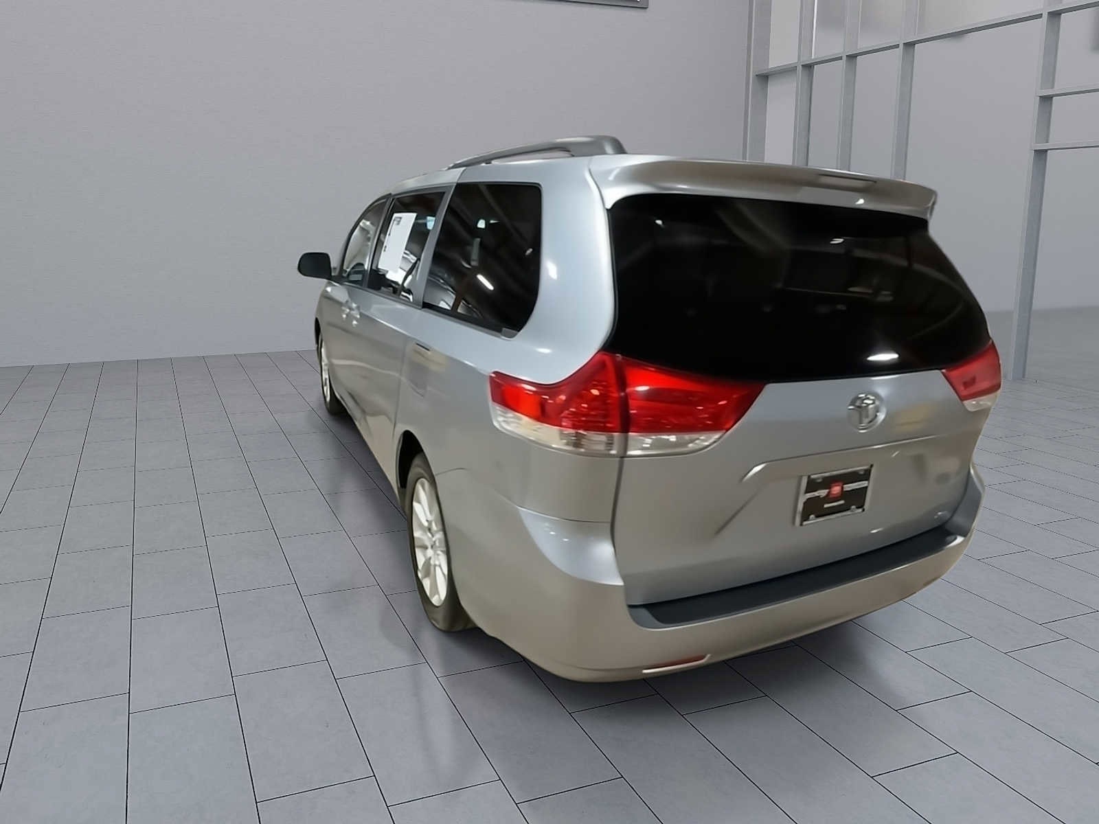 Thumbnail: 2014 Toyota Sienna - 9
