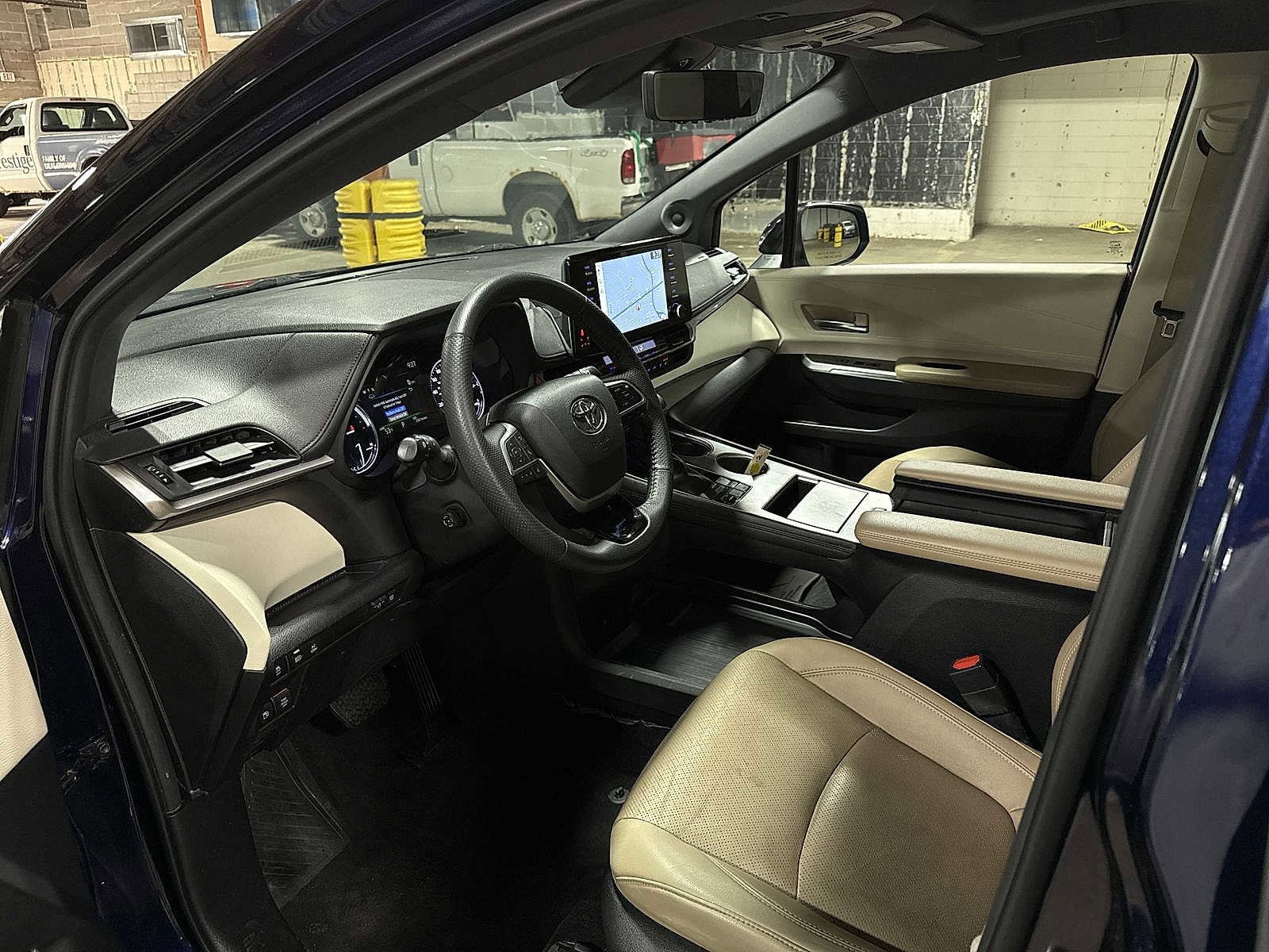 Thumbnail: 2023 Toyota Sienna - 32