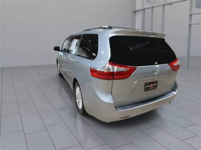 Thumbnail: 2015 Toyota Sienna - 9