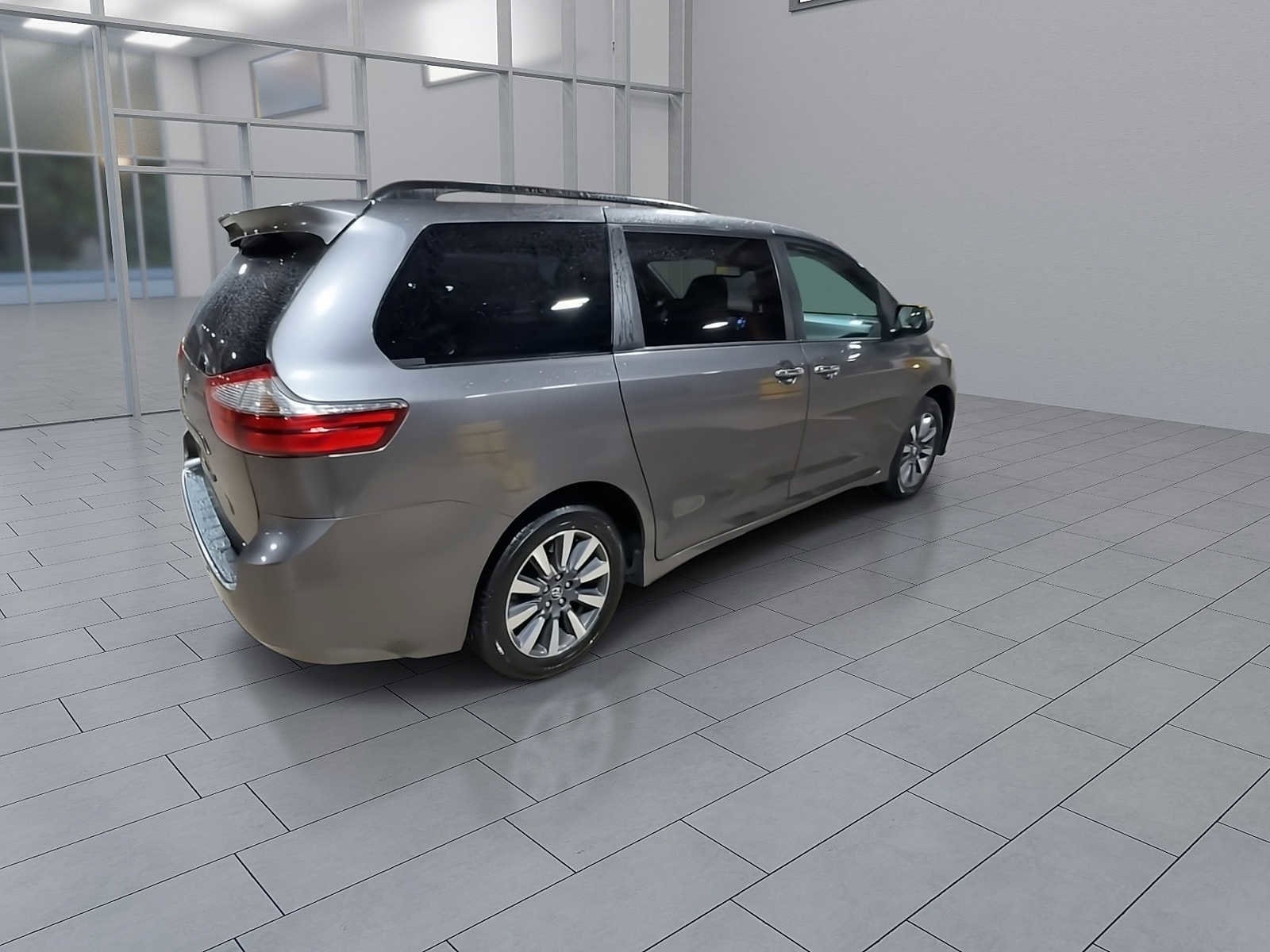 Thumbnail: 2020 Toyota Sienna - 7