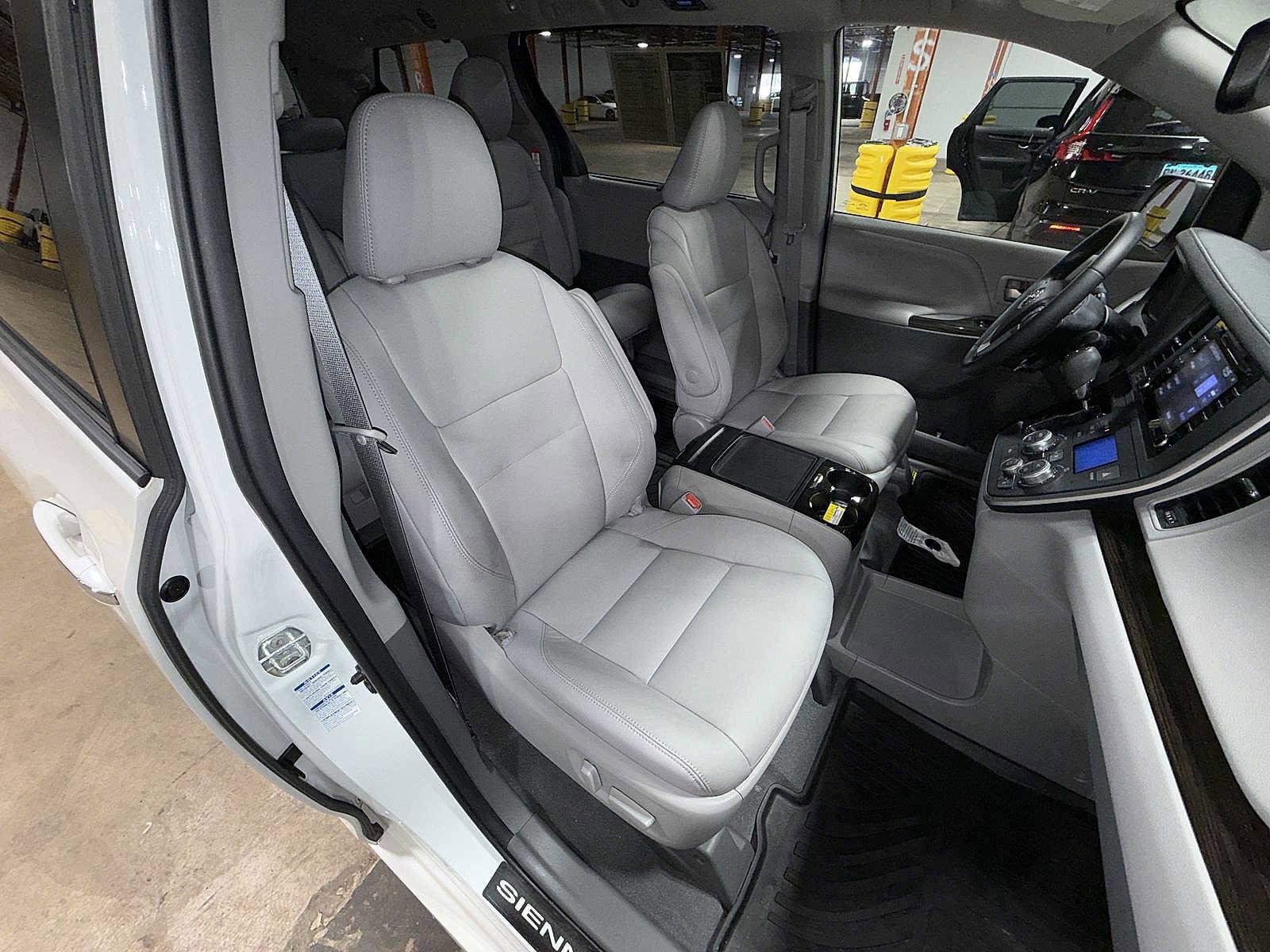 Thumbnail: 2020 Toyota Sienna - 16