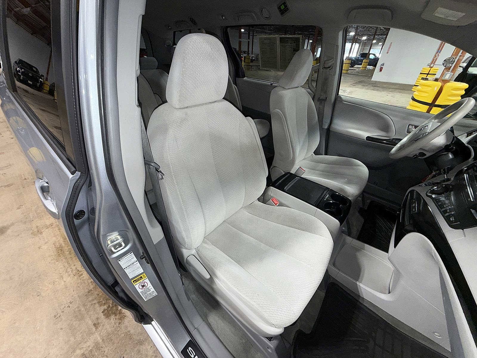 Thumbnail: 2014 Toyota Sienna - 15