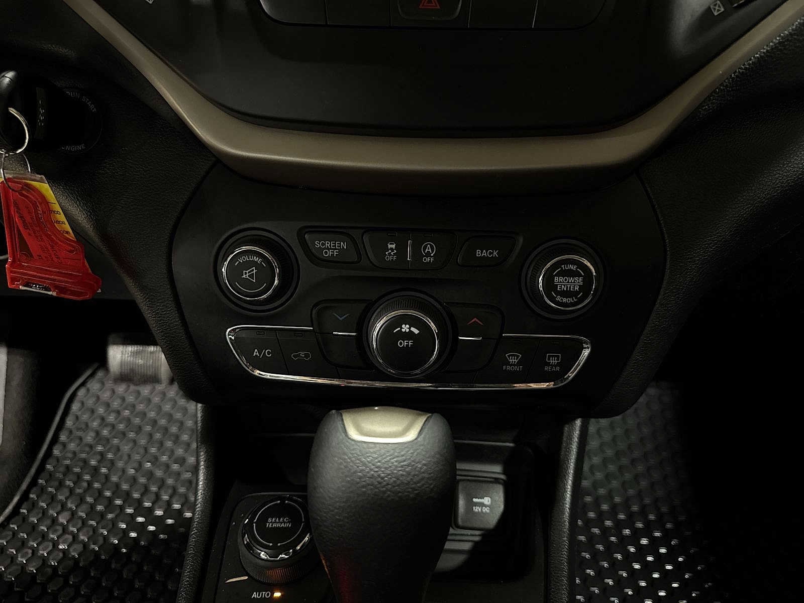 Thumbnail: 2015 Jeep Cherokee - 21