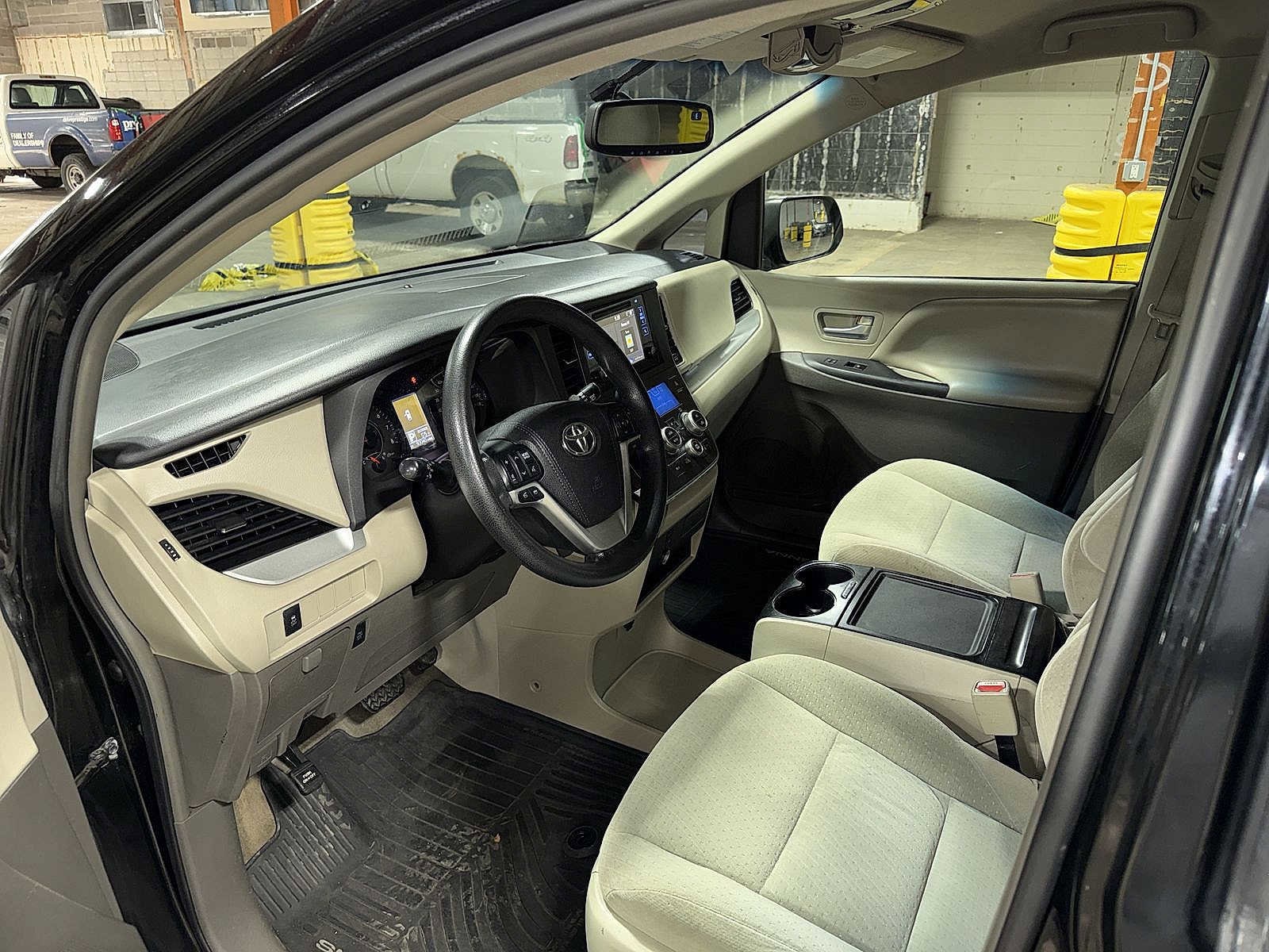 Thumbnail: 2015 Toyota Sienna - 28