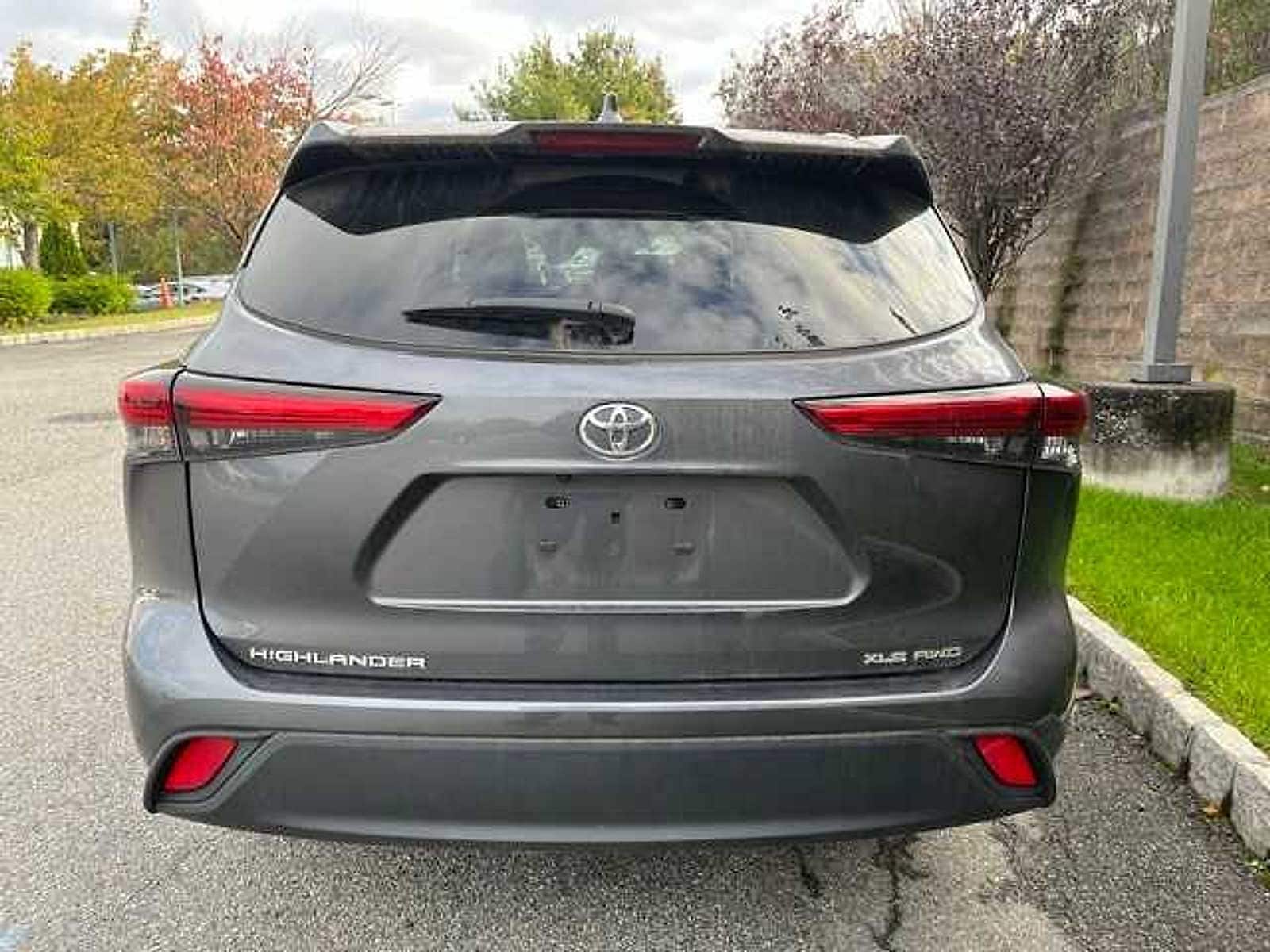 Thumbnail: 2022 Toyota Highlander - 5