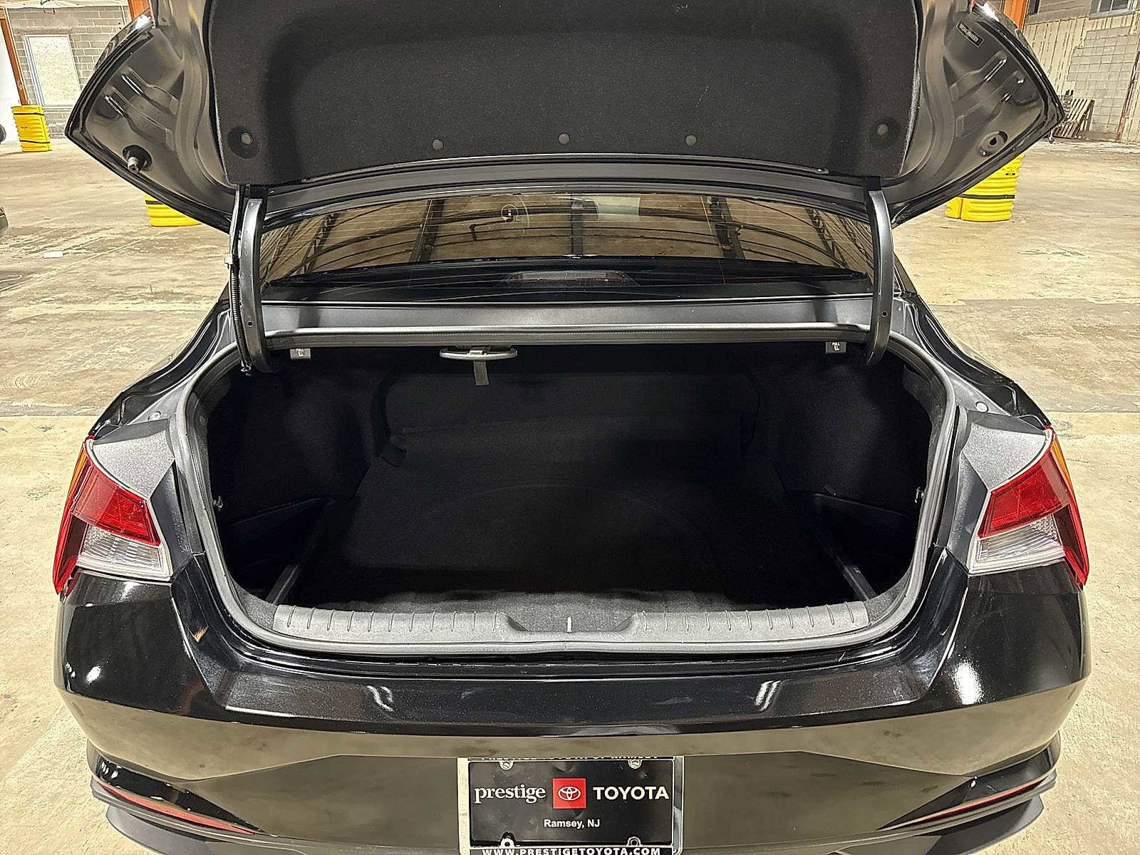 Thumbnail: 2022 Hyundai Elantra - 11