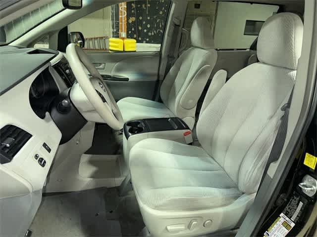 Thumbnail: 2011 Toyota Sienna - 14