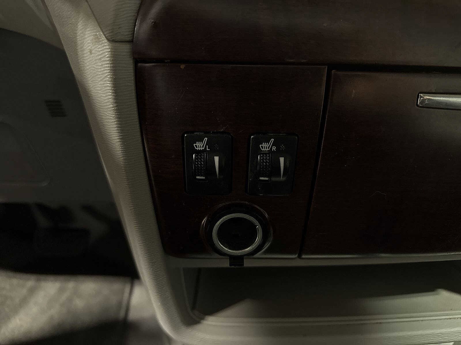 Thumbnail: 2011 Toyota Sienna - 32