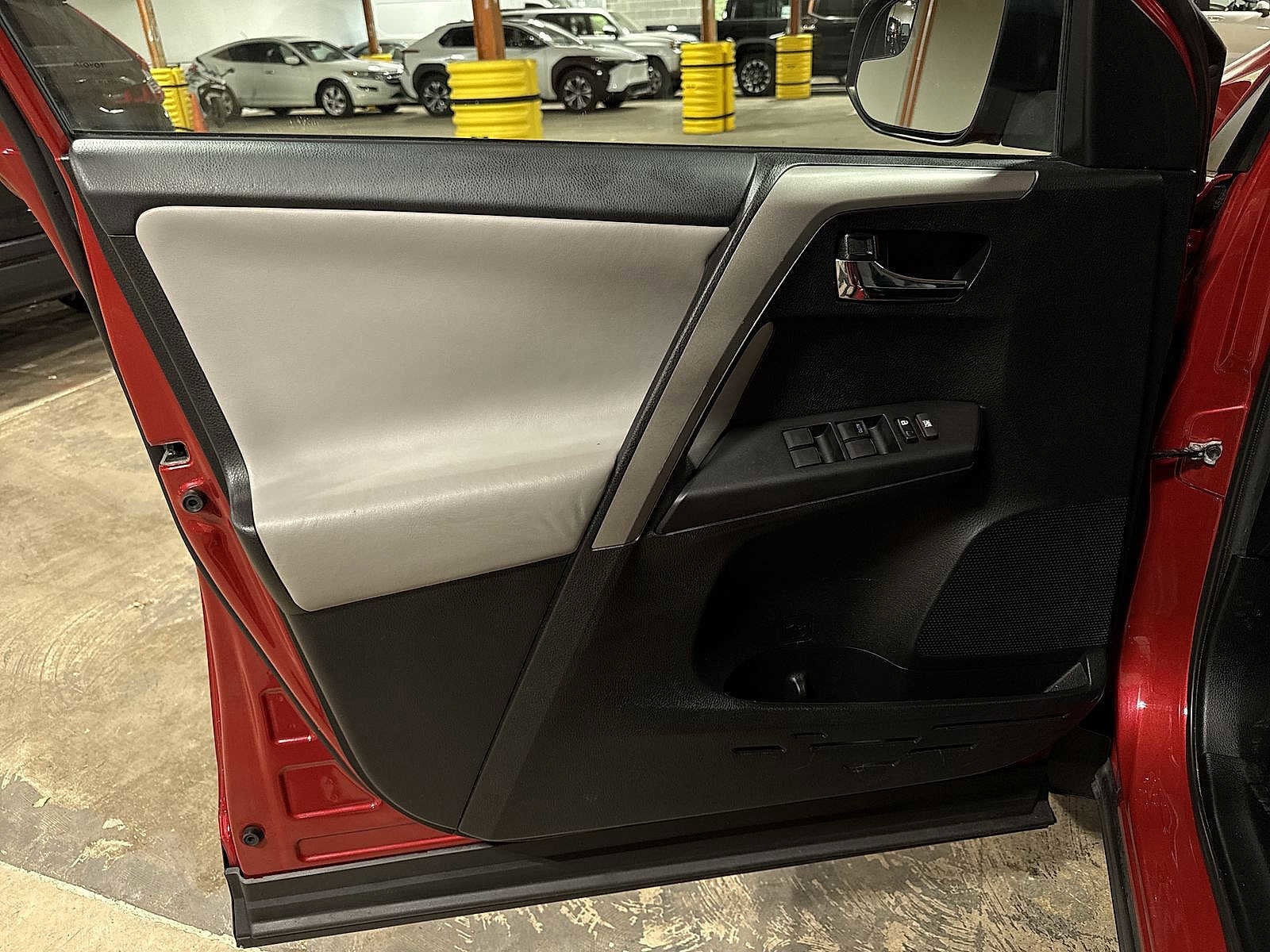 Thumbnail: 2017 Toyota RAV4 - 29