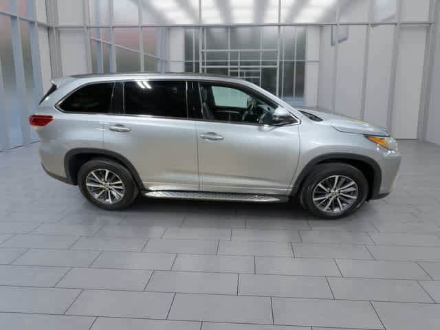Thumbnail: 2017 Toyota Highlander - 9
