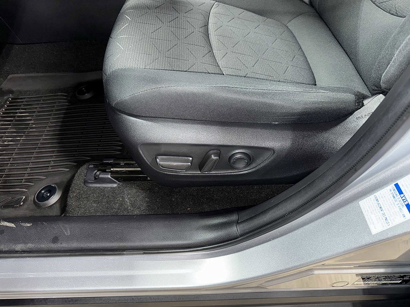 Thumbnail: 2021 Toyota RAV4 - 23