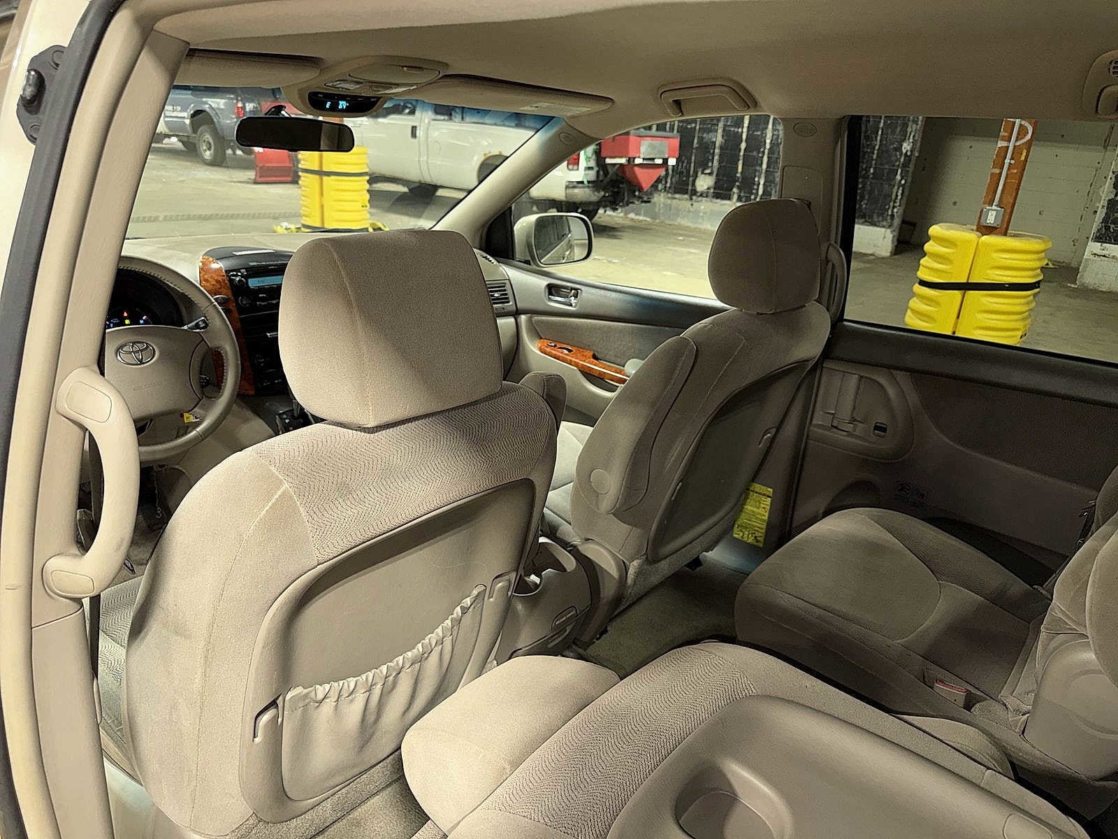 Thumbnail: 2007 Toyota Sienna - 27