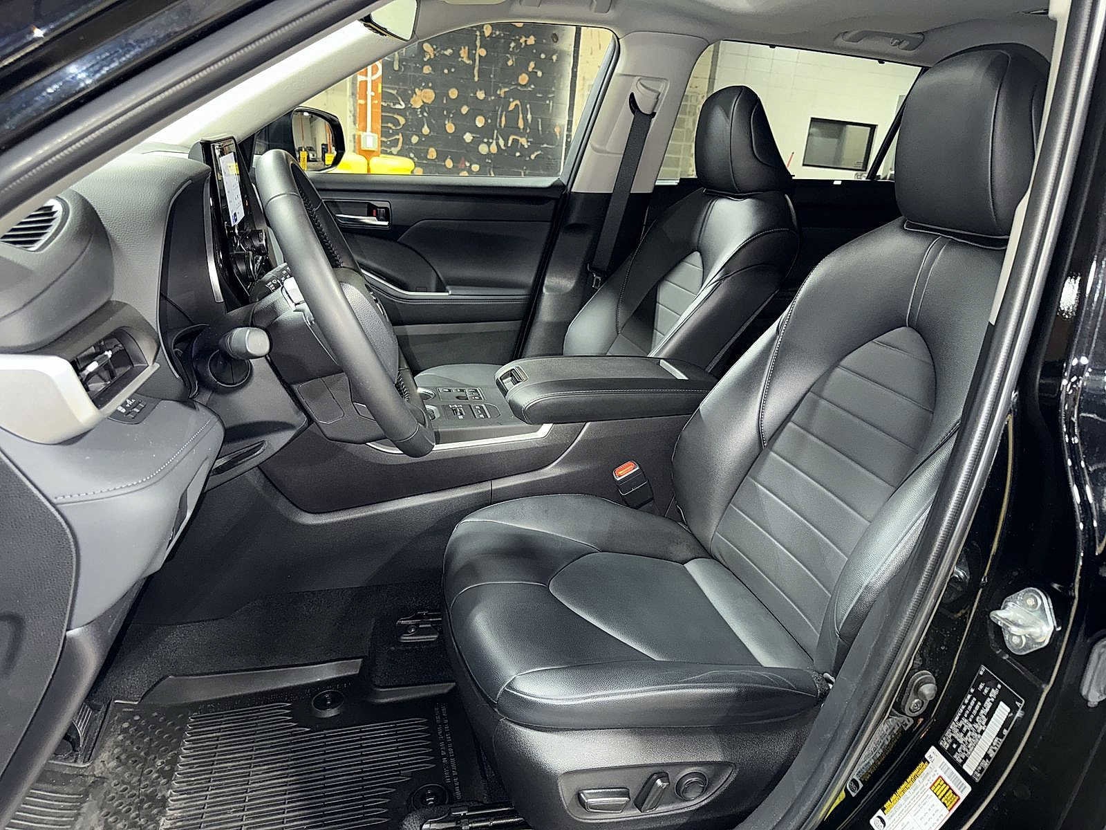 Thumbnail: 2023 Toyota Highlander - 15