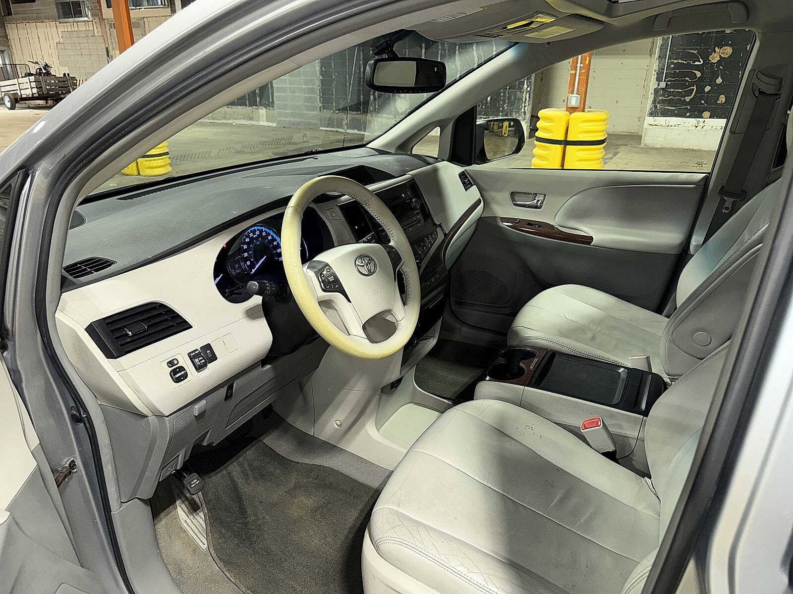 Thumbnail: 2011 Toyota Sienna - 30