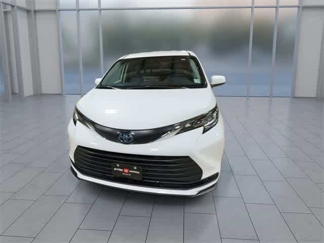 2022 Toyota Sienna LE photo 3