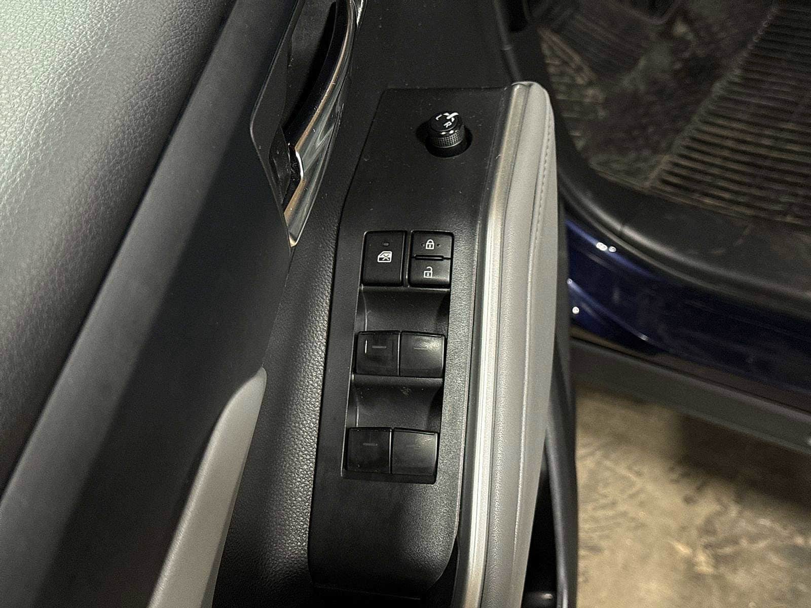 Thumbnail: 2023 Toyota Highlander - 23