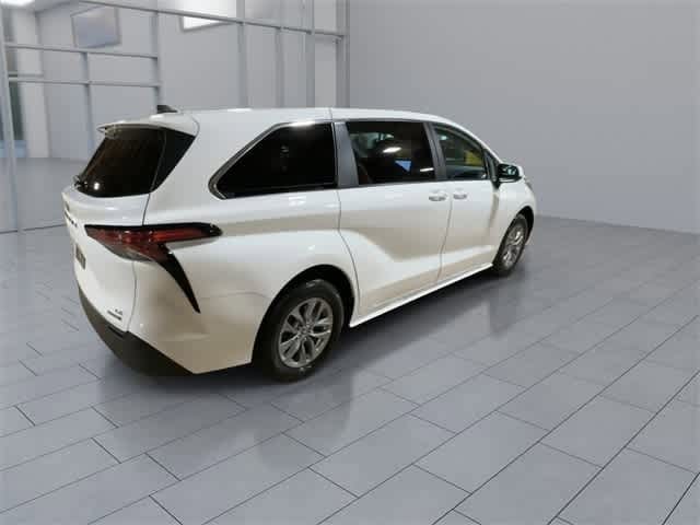 Thumbnail: 2022 Toyota Sienna - 8