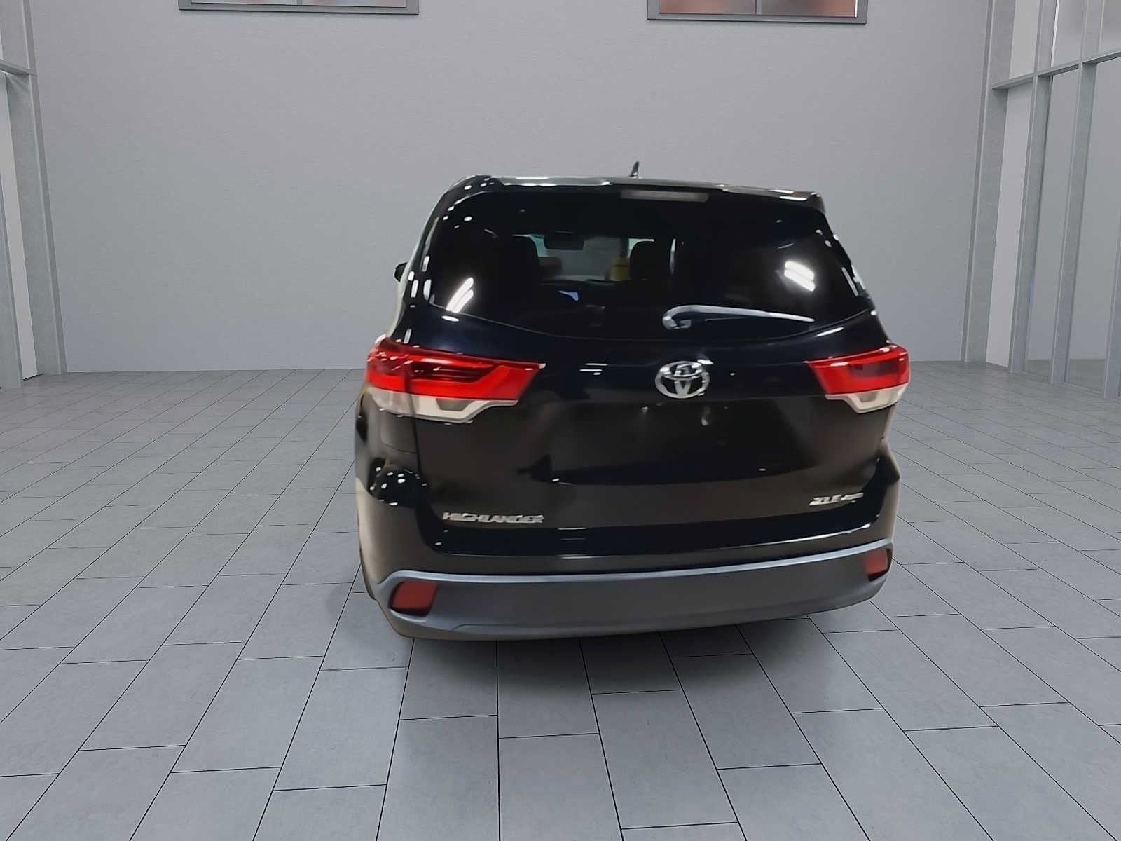 Thumbnail: 2017 Toyota Highlander - 7