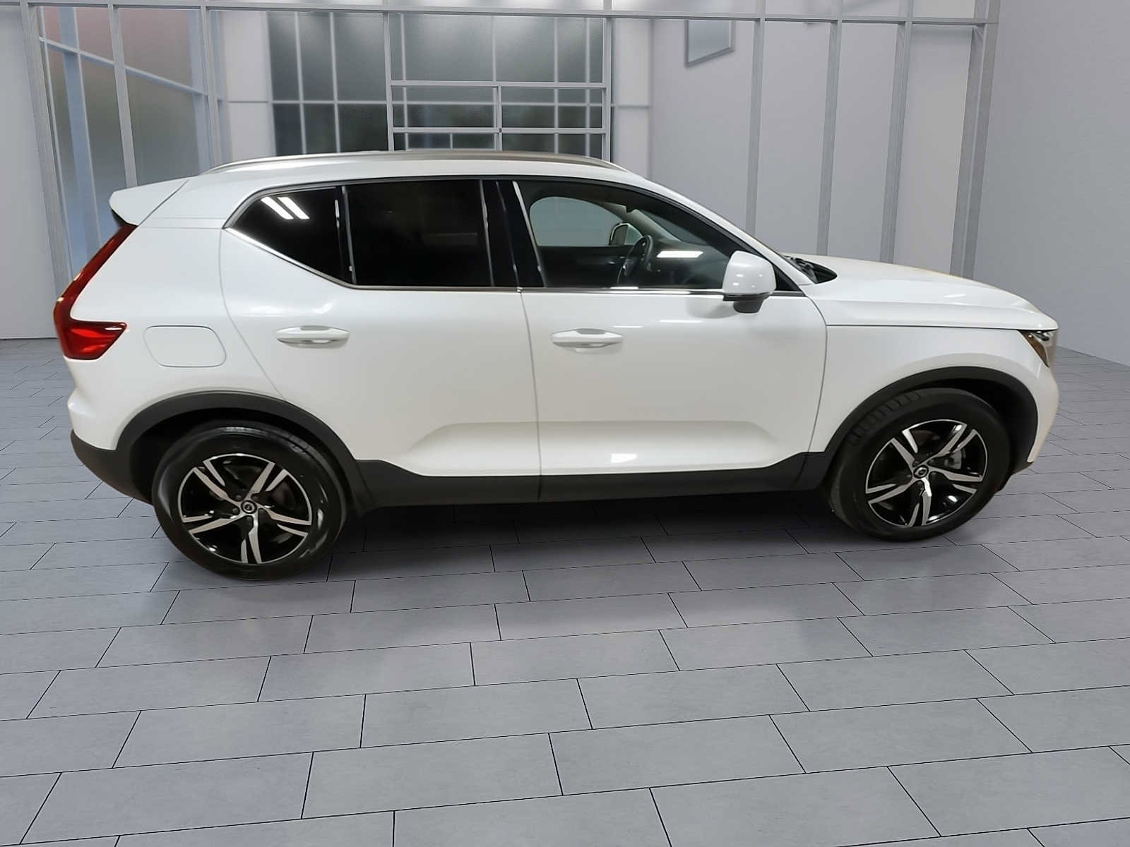 Thumbnail: 2023 Volvo XC40 - 9