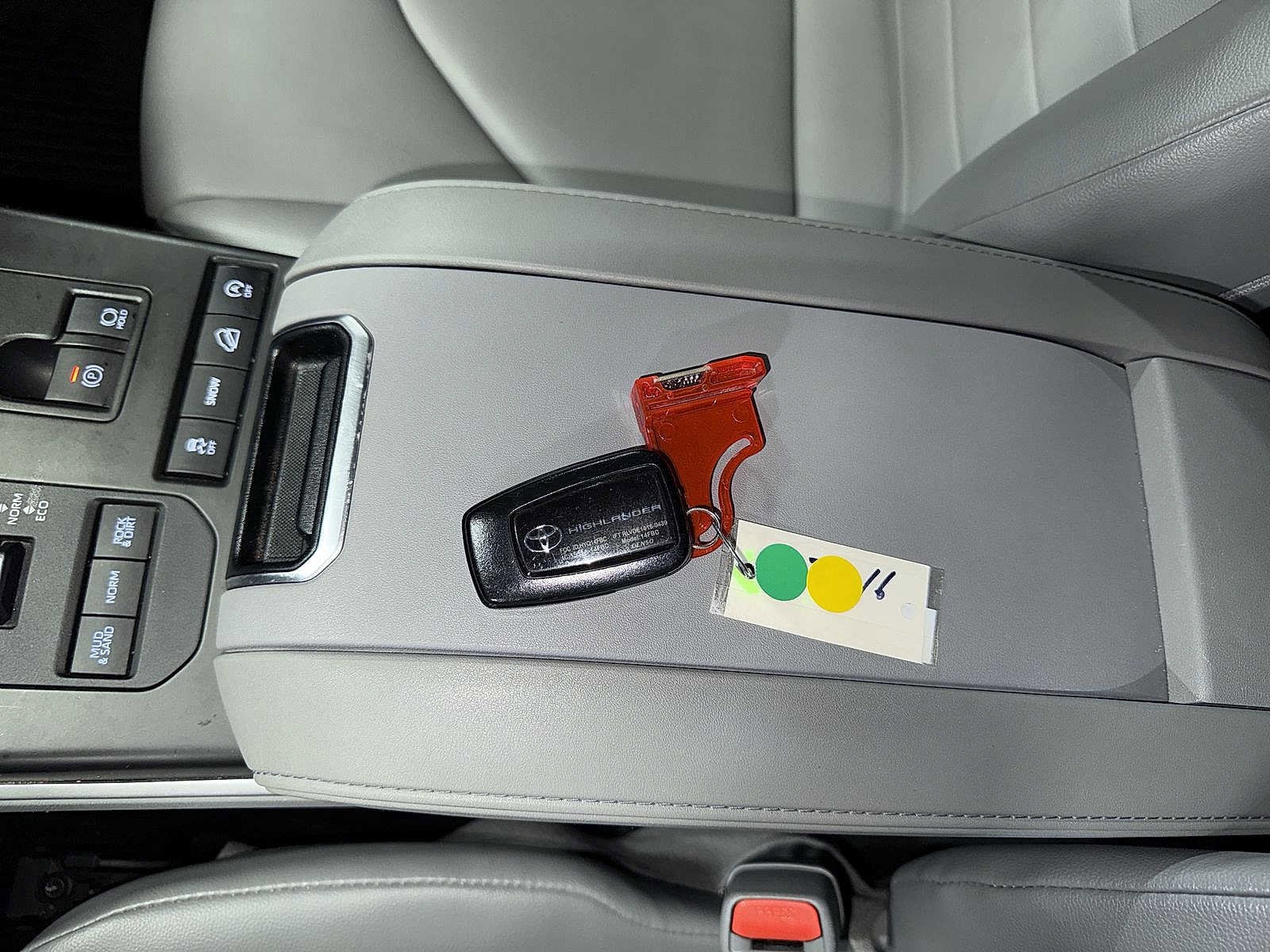 Thumbnail: 2021 Toyota Highlander - 33