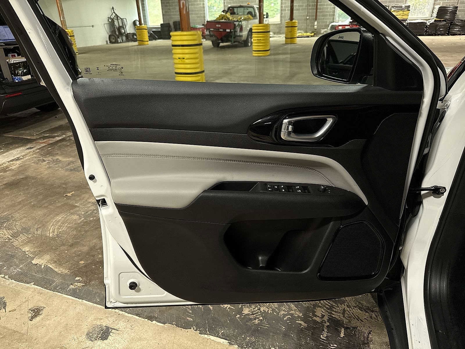 Thumbnail: 2023 Jeep Compass - 30