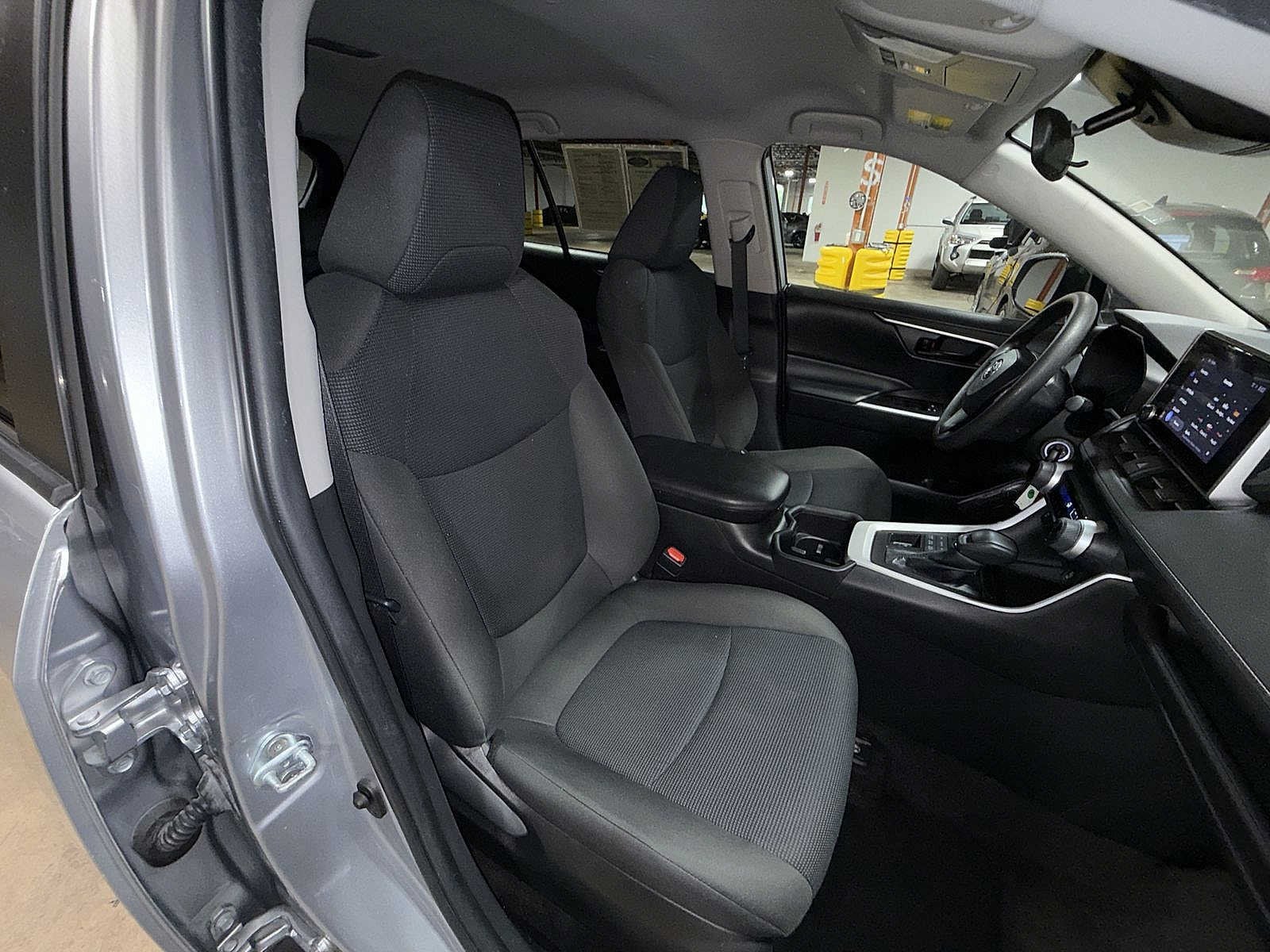 2023 Toyota RAV4 LE - Photo 16