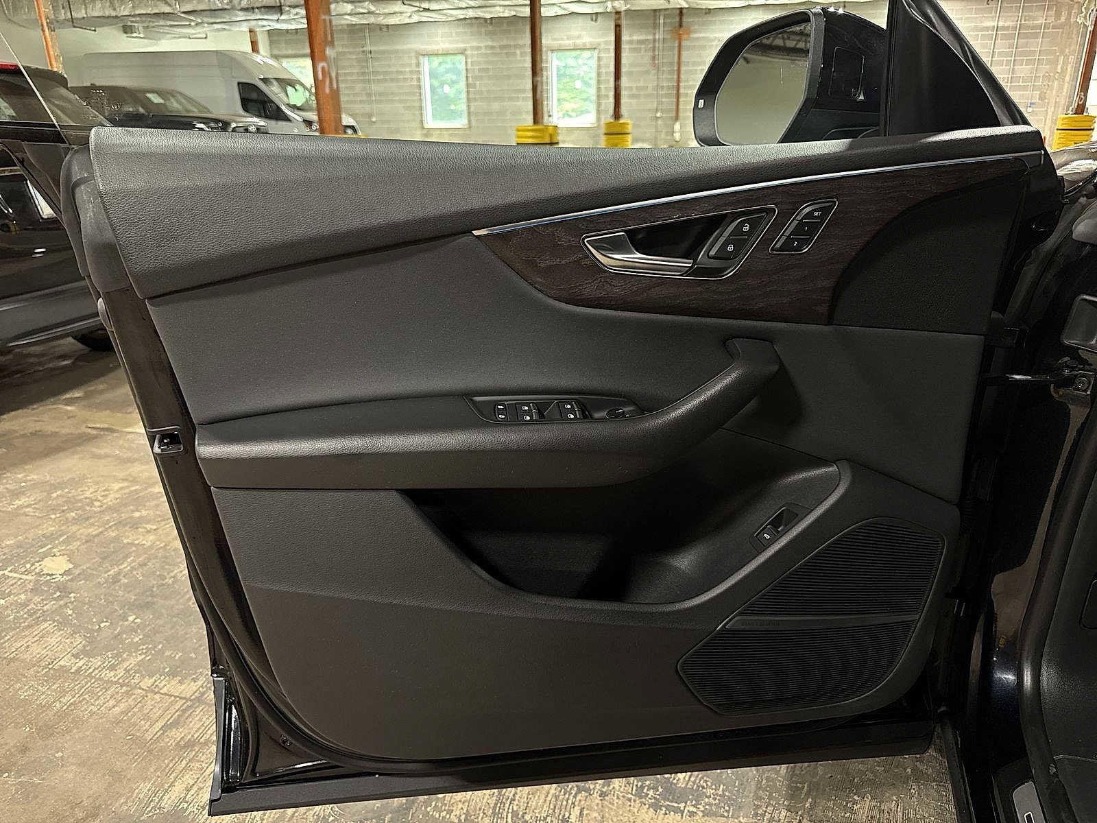 Thumbnail: 2020 Audi Q8 - 32
