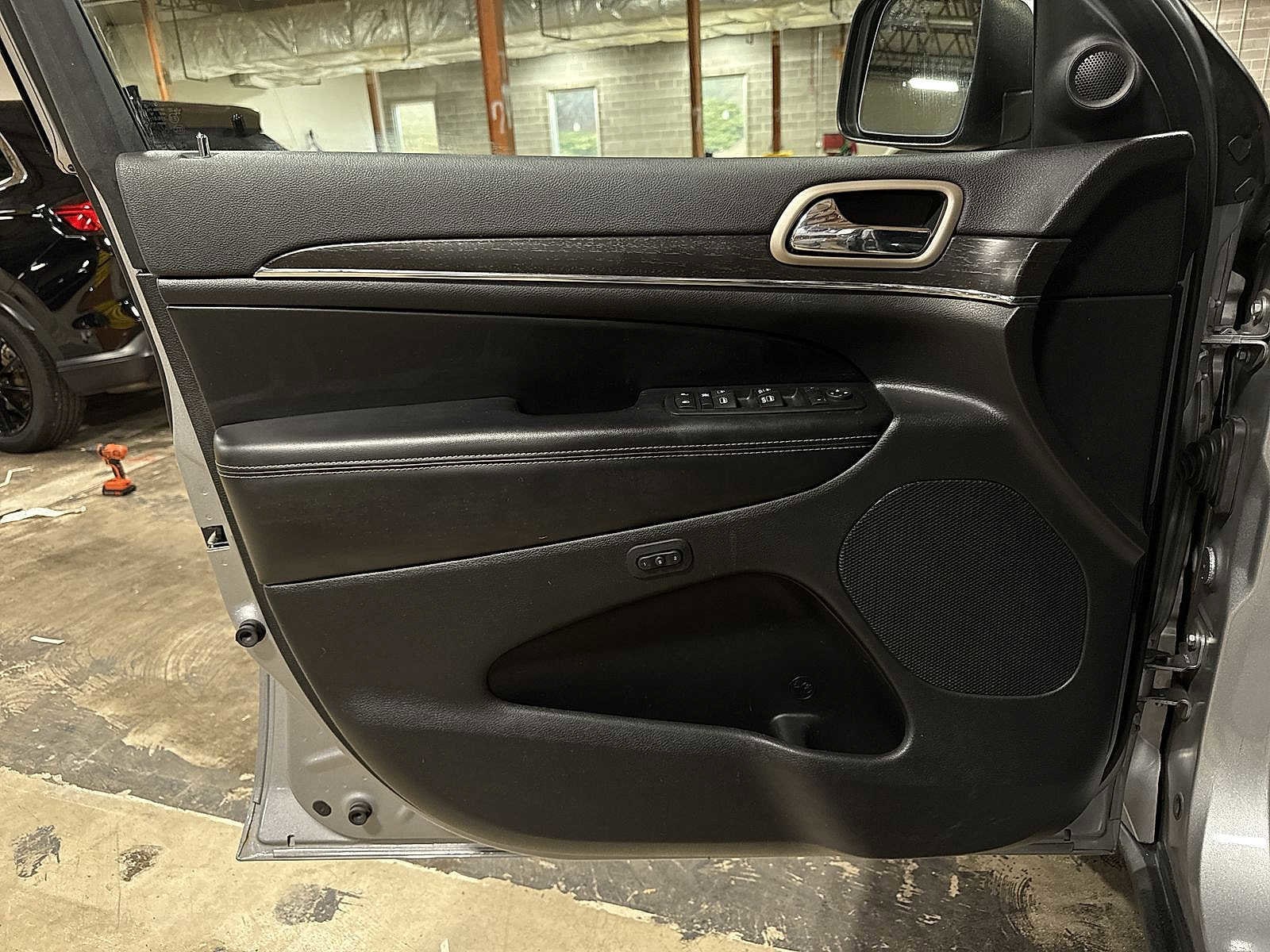 Thumbnail: 2017 Jeep Grand Cherokee - 34