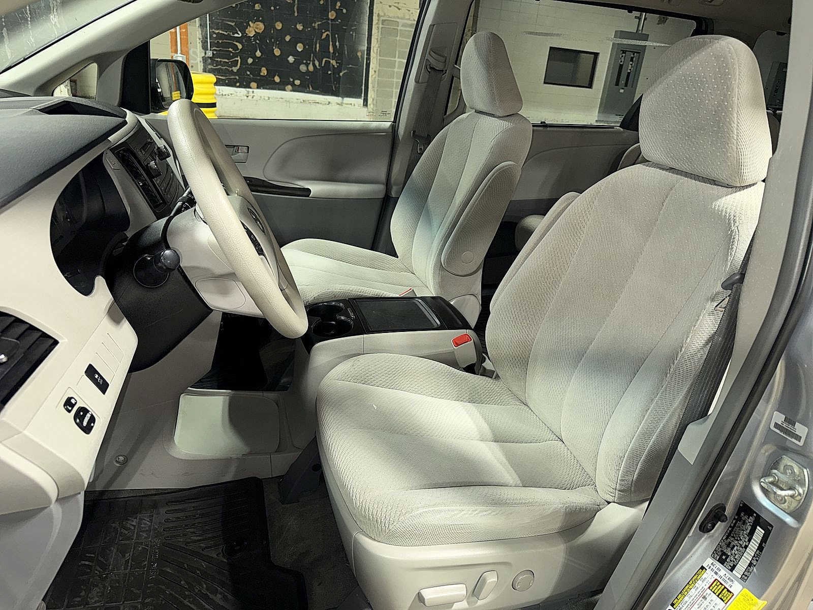 Thumbnail: 2014 Toyota Sienna - 14