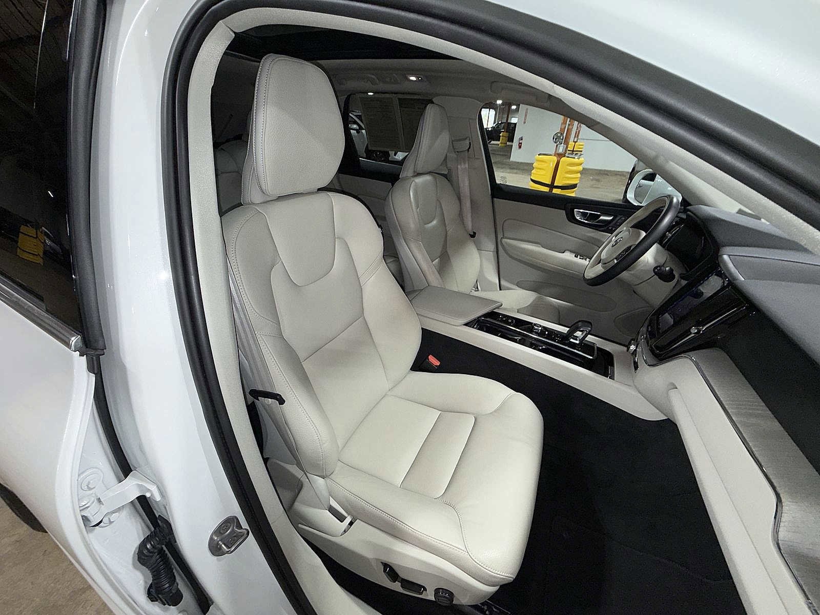 Thumbnail: 2023 Volvo XC60 - 16