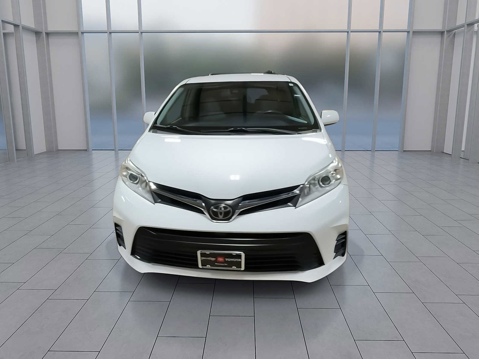 Thumbnail: 2018 Toyota Sienna - 3