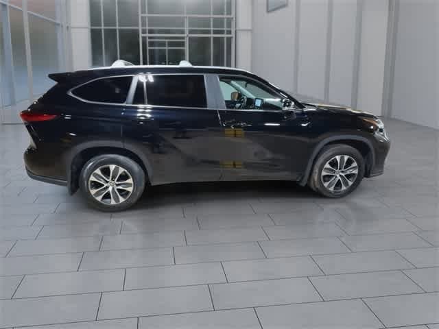 Thumbnail: 2023 Toyota Highlander - 9