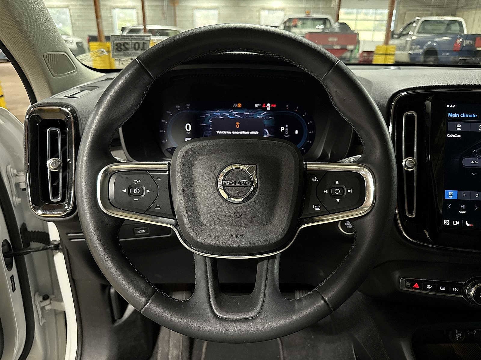 Thumbnail: 2023 Volvo XC40 - 18